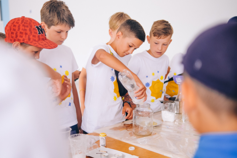 In Kleingruppen führten sie Experimente durch oder ...