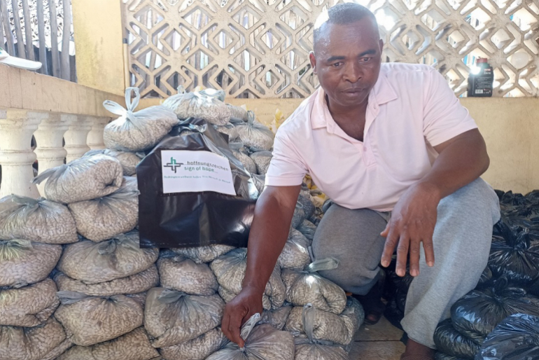 Anschließend erhalten sie Saatgut, das sie aussäen und damit Gemüse anbauen können.