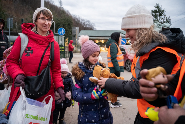 In der slowakischen Gemeinde Ubla nahe der Grenze zur Ukraine erhalten geflüchtete Familien mit Kindern u. a. Kuscheltiere.