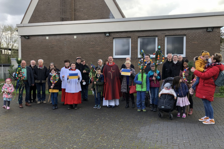 Ein Teil der Alt-Katholischen Pfarrgemeinde St. Martin mit Pfarrer Robert Geßmann (Mitte) in Dortmund.