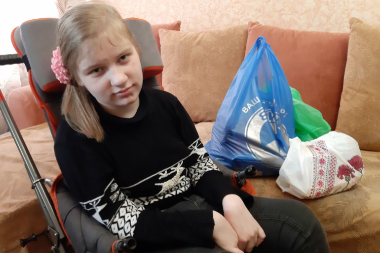 Aufgrund der Explosionen des Kriegsgeschehens leidet das Mädchen nun an Angst-Attacken.