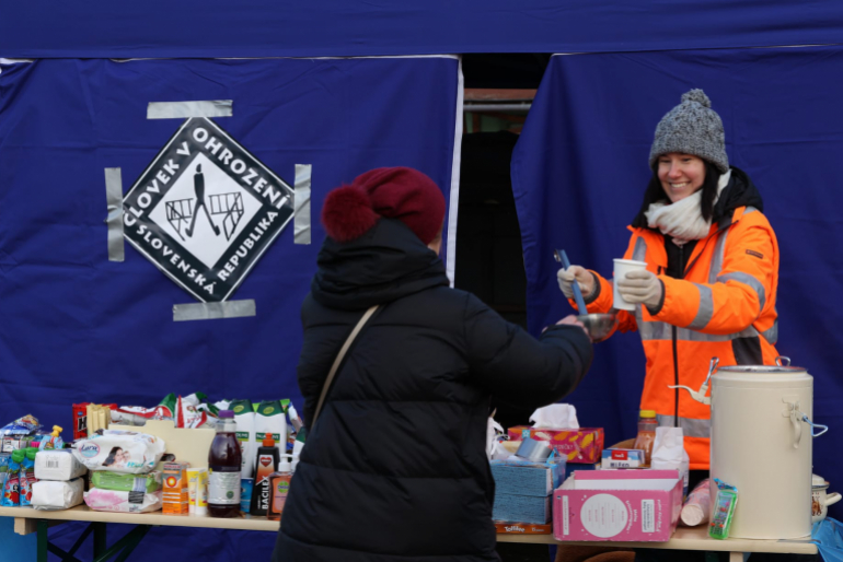 Daneben gibt es dort auch Hilfsgüter wie Hygieneartikel für die Geflohenen aus der Ukraine.