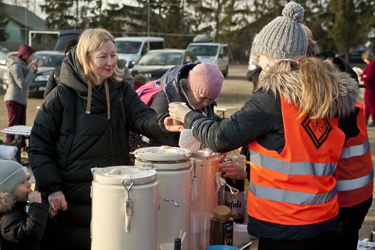 In der ostslowakischen Ortschaft Veľké Slemence verteilen Helfer warme Speisen und Getränke.