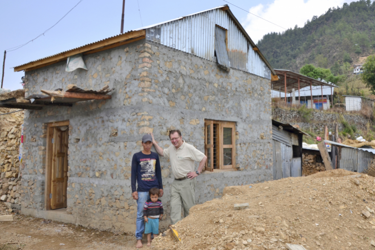 After the 2015 earthquake in Nepal, we assisted survivors with relief supplies and shelter. 9,000 people died, 600,000 homes were destroyed. Sign of Hope helped hundreds of families with food, medicine and emergency shelter. In the mountain village of Dalchoki, we built 250 earthquake-resistant houses together with the local population.