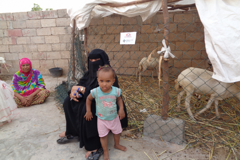 Die Teilnahme an unserem Schafprojekt schenkte Amina (30) große Hoffnung.  Nachdem die Frau kriegsbedingt ihre Arbeit verloren hat, kann sie mit dem  Einkommen aus der Viehzucht jetzt auch ihre kranke Mutter unterstützen.