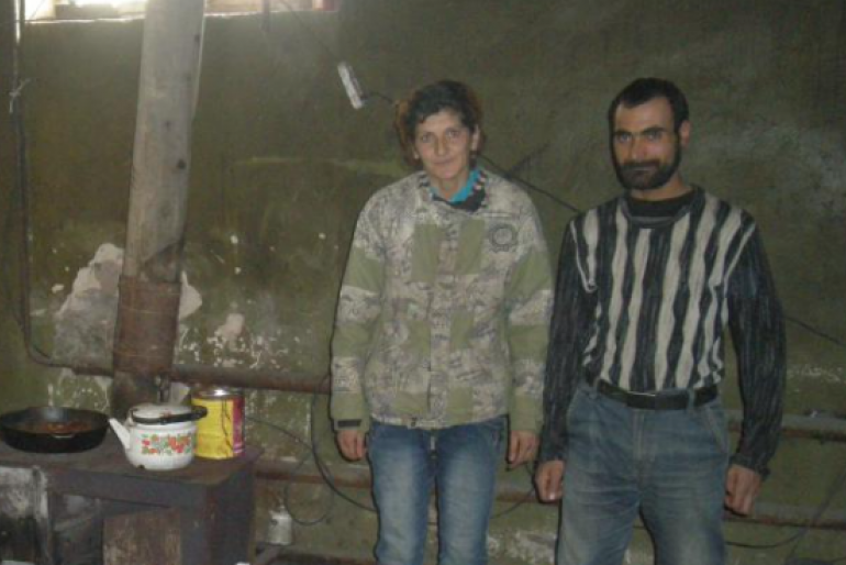 Das Ehepaar Anahit und Sargis Kirakoysan lebt mit seinen Kindern Hovsep (4) und Knarik (6) in einem unverputzten Anbau eines ehemaligen Stalles. Sie versuchen ihr Auskommen mit Tagelöhnen zu sichern. Wird eines der Kinder krank, reicht das Geld auch für Medikamente nicht aus.