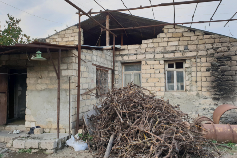 Zahlreiche Gebäude in Bergkarabach sind durch die immer wiederkehrenden Konflikte beschädigt und gleichen Ruinen. Viele Menschen leben in einsturzgefährdeten und maroden Behausungen.