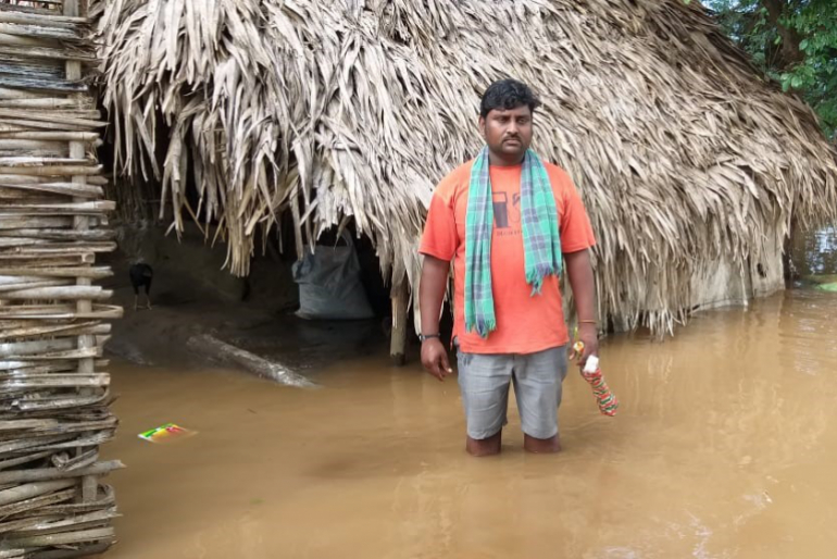 Das Wasser steigt und steigt. Betroffene stehen oft knietief im Wasser. Die Häuser der Menschen sind unbewohnbar.