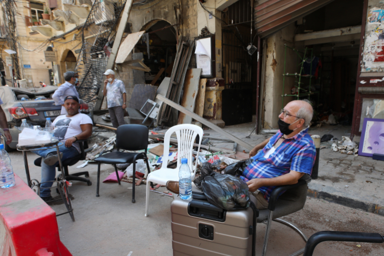 Menschen vor ihrer zerstörten Existenz – unzählige Gebäude wurden beschädigt.