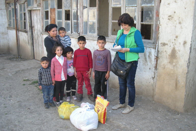 Unsere Sorge gilt verarmten Familien in Osteuropa - etwa der Familie Azaryanz in Bergkarabach. Unsere armenischen Mitarbeiter (rechts: Aljona Zeytunyan) wissen, wie wichtig unsere Nahrungsmittelverteilungen insbesondere in diesen Zeiten sind.