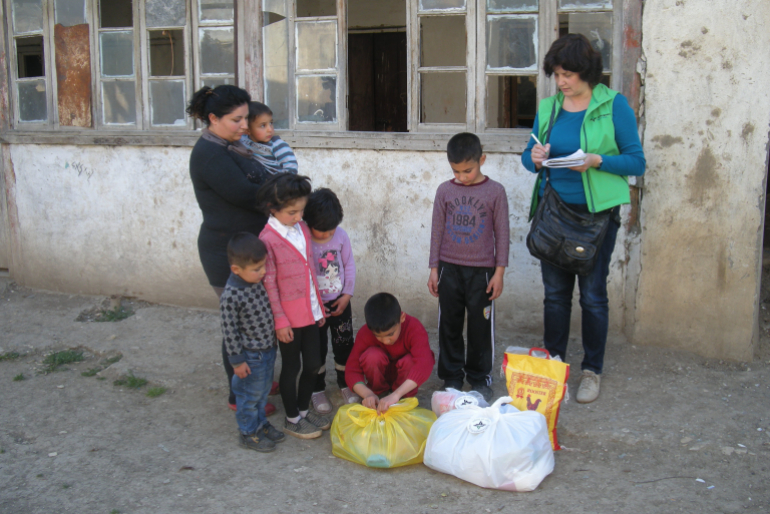 Ganz gespannt packen viele Kinder, wie hier in der Familie Azaryanz, die  Hilfspakete von Hoffnungszeichen aus. Neben den Lebensmitteln wartet eine  kleine Überraschung auf sie.