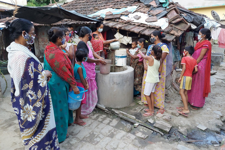 Im Slum Baganpara in Kalkutta herrscht Wasserknappheit. Außerdem mangelt es den Menschen an Nahrungsmitteln. Daher benötigen sie dringend Hilfe mit Lebensmittelpaketen.