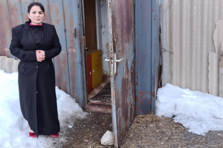 Kristine Avetisyan ist verwitwet und lebt in einem Blechcontainer. Ihr Sohn ist als Wehrpflichtiger an der Grenze eingesetzt. Sie macht sich große Sorgen um ihn.