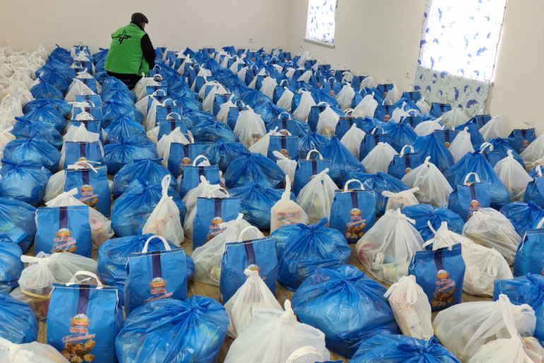 150 Hilfspakete warten im Februar auf ihre Empfänger. Seit Jahren führen unsere Mitarbeitenden vor Ort diese Nahrungsmittelverteilungen im Norden Armeniens durch.