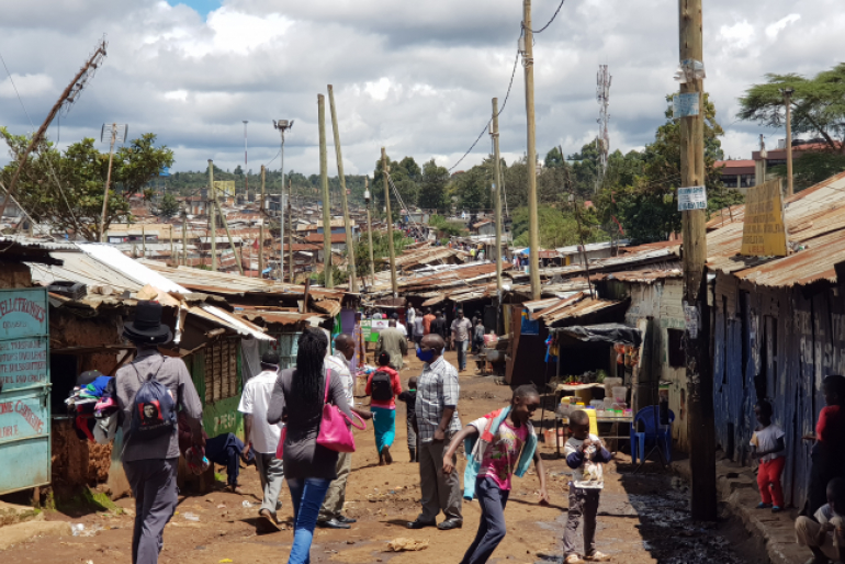 Nicht nur in den ländlichen Orten Dukana und Illeret möchten wir Menschen in der Corona-Pandemie beistehen. Auch in Nairobi im Armenviertel Kibera wollen wir helfen. Dieser  Slum gilt mit rund 250.000 Einwohnern als größter Afrikas. Die Menschen leben auf engstem Raum unter ärmlichen Bedingungen. Die Ansteckungsgefahr ist groß,  und erste Corona-Fälle wurden  bereits registriert. Hoffnungszeichen plant hier die Übergabe von Hilfsgütern und Lebensmitteln an besonders bedürftige Familie