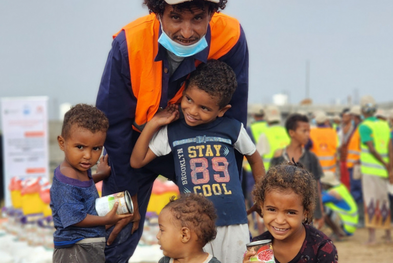 Majed Hassan kann beim Latrinenbau mithelfen. Sein Lohn und die Lebensmittelgutscheine, die er dafür erhält, kommen der Ernährung seiner Kinder zugute.