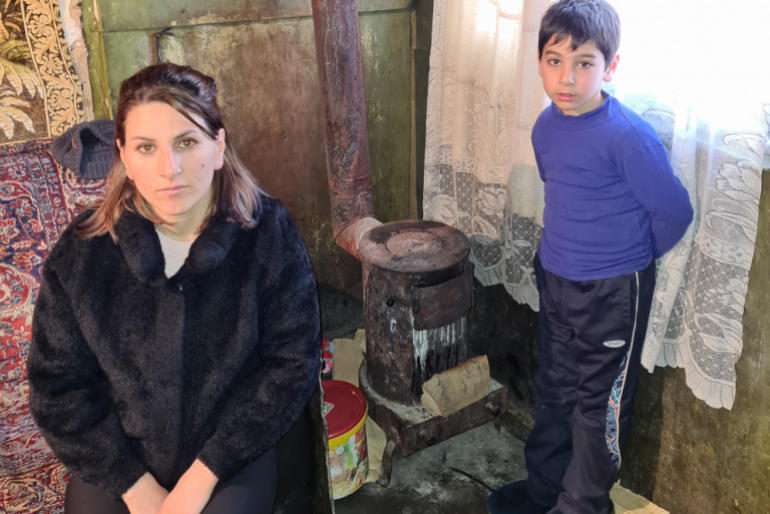 Lusine Gevorgyan (27) ist verwitwet, ihr Sohn Halbwaise. Der Krieg um Bergkarabach hat ihnen Mann und Vater genommen. Sie hausen in einer schadhaften, kalten Blechhütte.