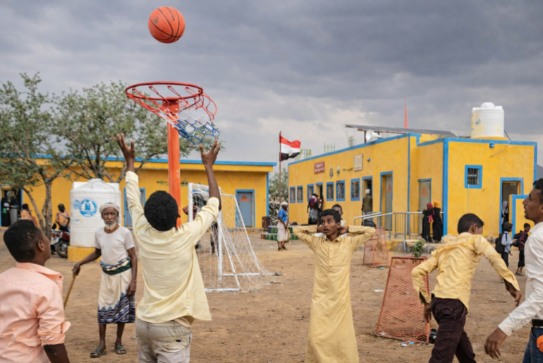Kinder im Jemen spielen Basketball