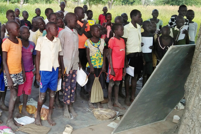 Schulunterricht unter einem Baum: An der Mayen-atol Grundschule fehlen Klassenzimmer.
