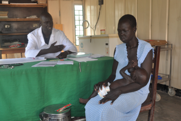 Seine Mutter Nyankur Mathiang hat ihn in die Klinik nach Rumbek gebracht und hofft hier auf Hilfe. Sie ist selber sehr geschwächt. Abraham Makhoi untersucht das Kind.