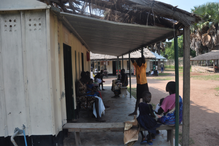 In der Klinik gibt es neben der medizinischen Versorgung für Kranke auch ein spezielles Ernährungsprogramm. Jeden Tag warten viele Patienten auf Hilfe.