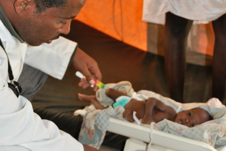 Das Mädchen wird in das Ernährungsprogramm für mangelernährte Kinder aufgenommen, in dem sich unsere Mediziner fachmännisch um die Kleinen kümmern.
