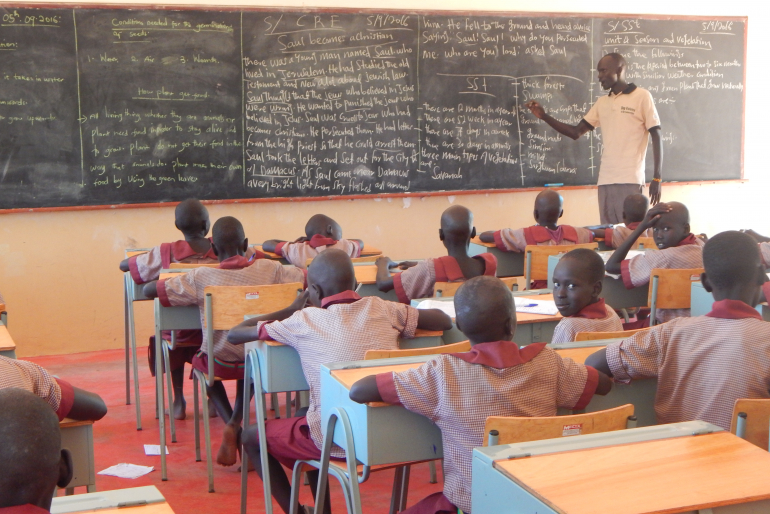 Wichtig ist auch das Lernumfeld: Mit dem Bau von Schulräumen tragen wir in Rumbek dazu bei, dass die Kinder nicht im Freien bei Wind und Wetter Unterricht haben.