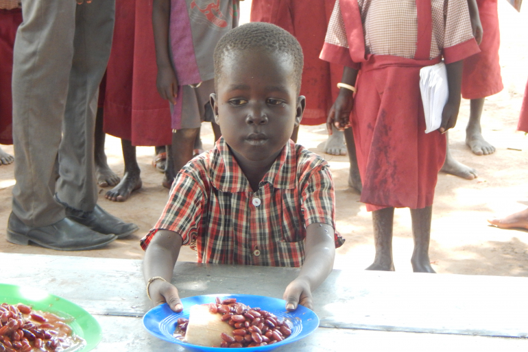 Die Mittagspause ist ein wichtiger Moment im Schulalltag: Hoffnungszeichen ermöglicht den Kindern dank Ihrer Unterstützung ein nahrhaftes Mittagessen.