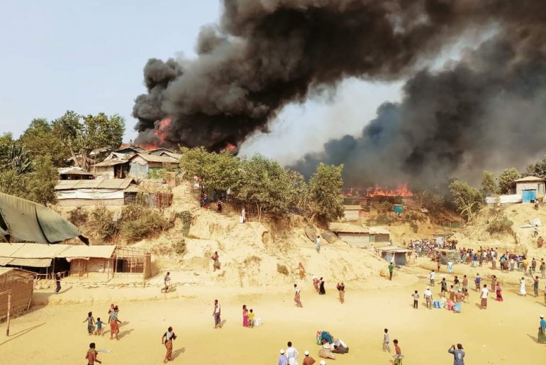 Im März 2021 brach im Flüchtlingslager in Cox’s Bazar ein Feuer aus. Fast 50.000 Menschen verloren ihre Notunterkunft sowie ihr letztes Hab und Gut. Seither sind sie auf humanitäre Hilfe angewiesen.