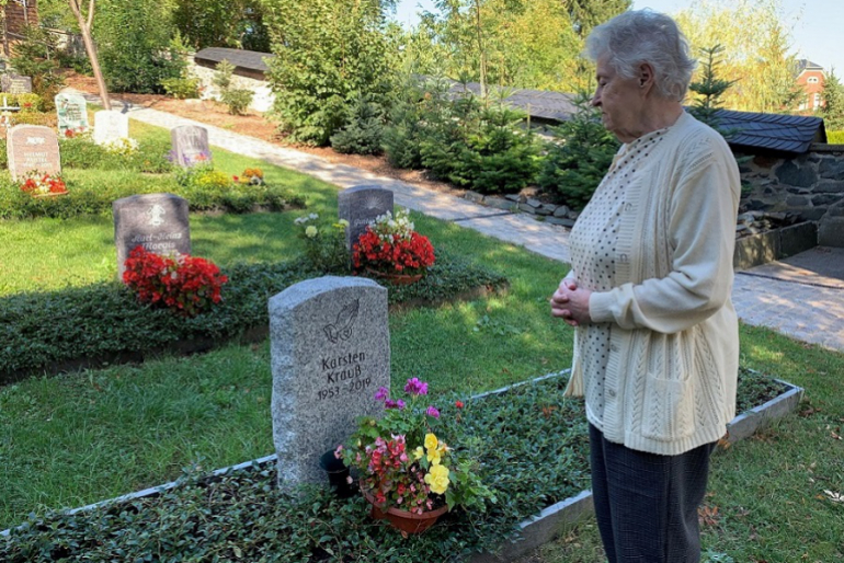 Mutter im Geiste und einstige Erbin: Lisa Küttler am Grab ihres liebsten Neffen Kasten Krauß.