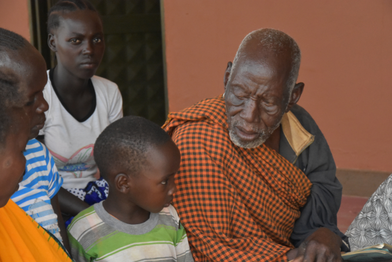 Das Coronavirus bedroht alt und jung - doch insbesondere ältere Menschen sind in großer Gefahr. Hoffnungszeichen steht der Bevölkerung vor allem in seinen Schwerpunktländern in Ostafrika mit Hilfsmaßnahmen zur Seite.
