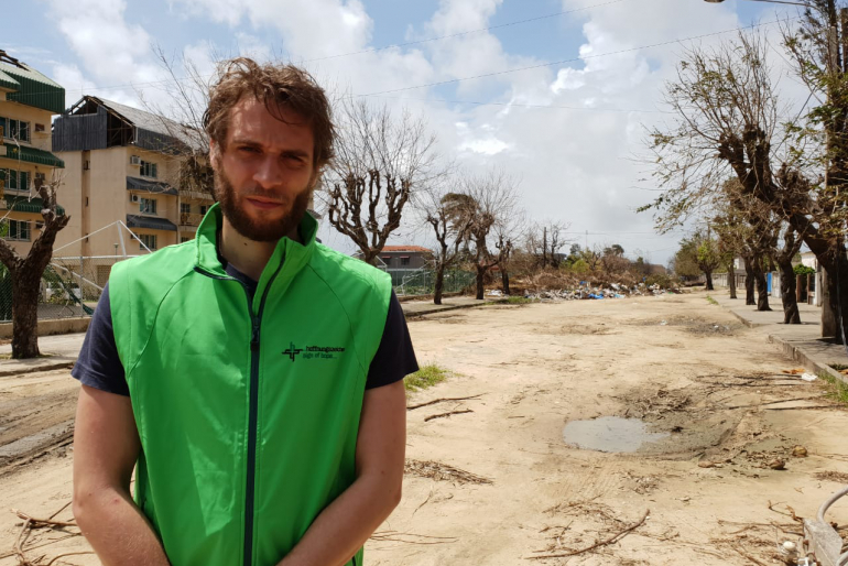 Unser Mitarbeiter Jonathan Hinsch in den zerstörten Straßen von Beira/Mosambik.