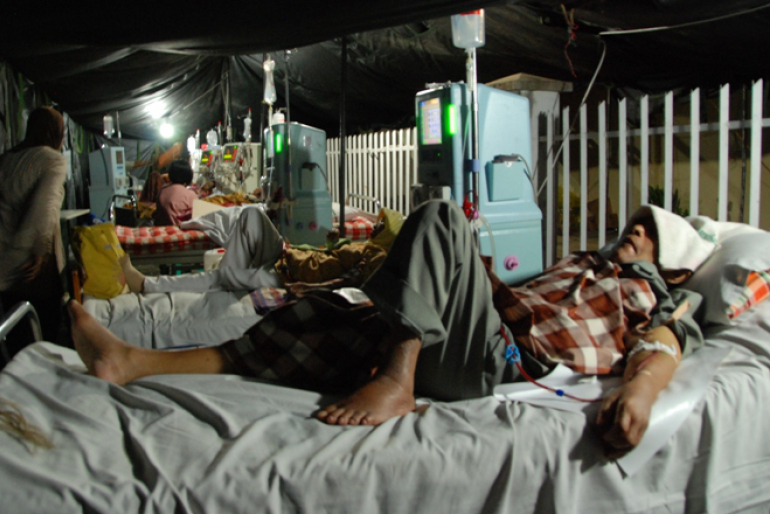 Notdürftig wurden die Menschen in Zelten medizinisch versorgt. Mehrere hundert Opfer forderte das damalige Erdbeben.