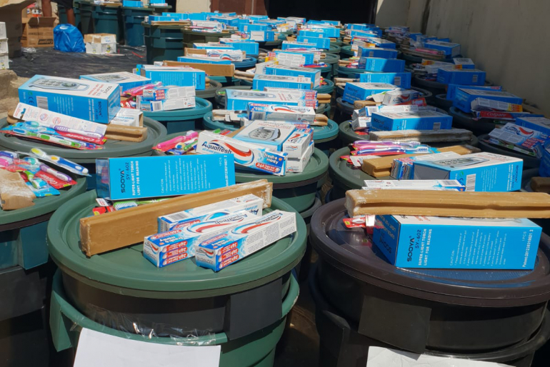 Mehrere Hygienepakete werden für die Menschen vorbereitet.