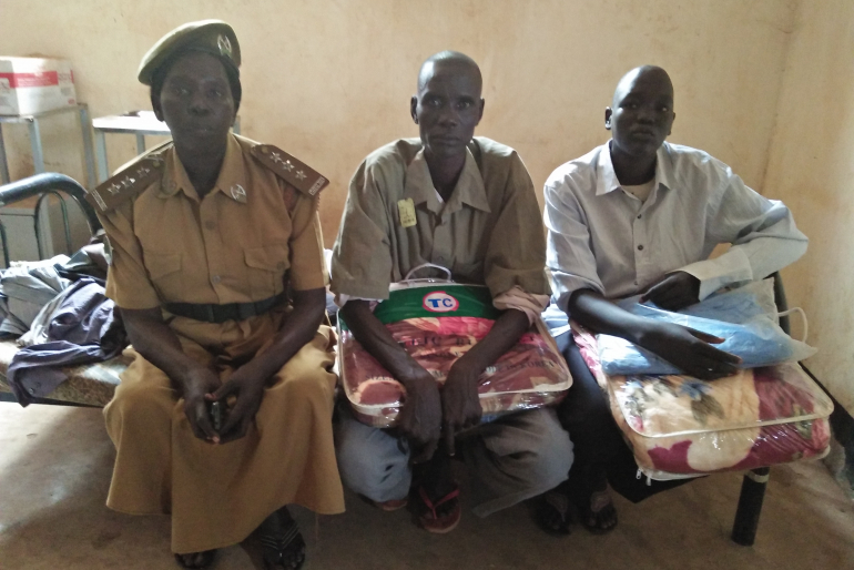 Auch Athen Malok (r.) leidet an einer psychischen Störung. Nun kann sie endlich behandelt werden. Zudem bekommt sie Kleider, Bettwäsche und Essen.