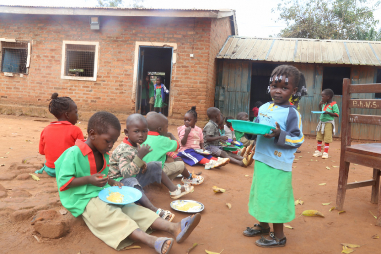 Für die Kinder, die größtenteils aus sehr armen Familien stammen, ist das tägliche Schulessen genauso wichtig wie der Unterricht. Viele leiden zu Hause Hunger.