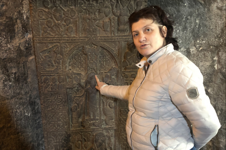 Hoffnungszeichen-Mitarbeiterin Aljona Zeytunyan erklärt uns, dass Kreuzsteine wie dieser eine große Bedeutung in der christlichen Kultur Armeniens einnehmen.