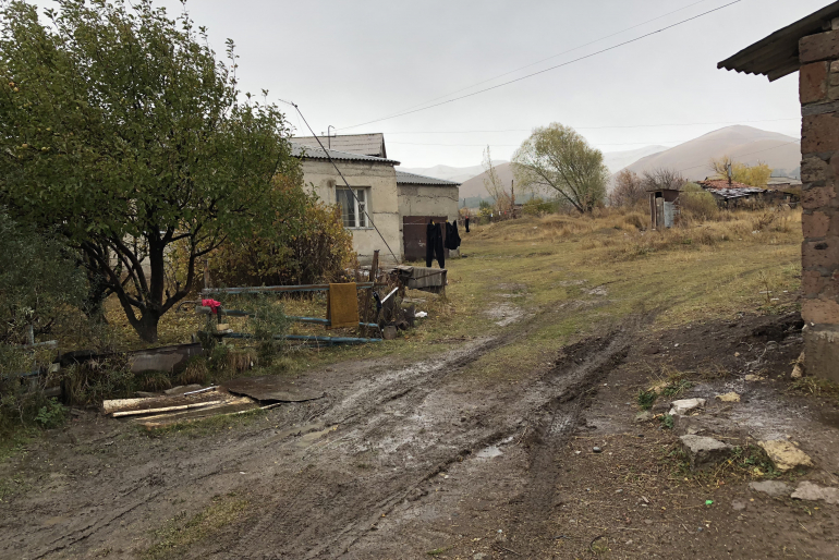 Unbefestigte Straßen und baufällige Häuser wohin man sieht – der Ort wirkt trostlos, verlassen, vom Rest der Welt vergessen.