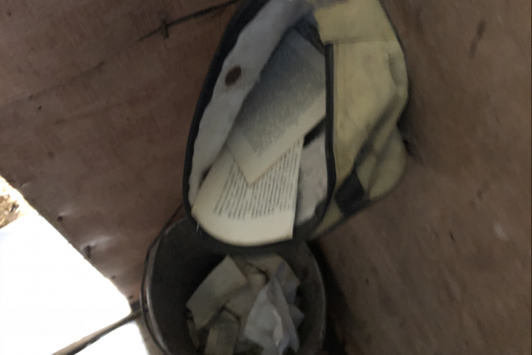 Mit Bestürzung stellten wir fest, dass auf den eisigen Toiletten zerschnittene Buchseiten als Klopapier verwendet werden.