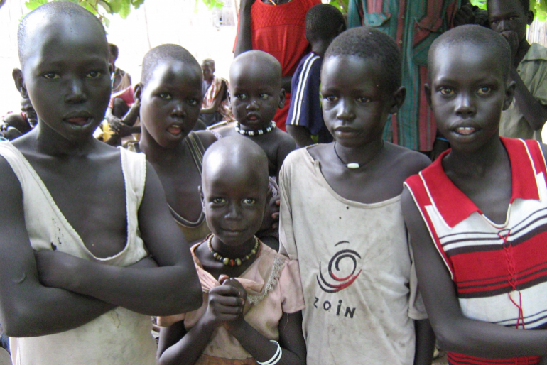 Die Kinder des Dorfes können in umliegenden Orten zur Schule gehen und durchbrechen so die Isolation der Kranken und ihrer Angehörigen.