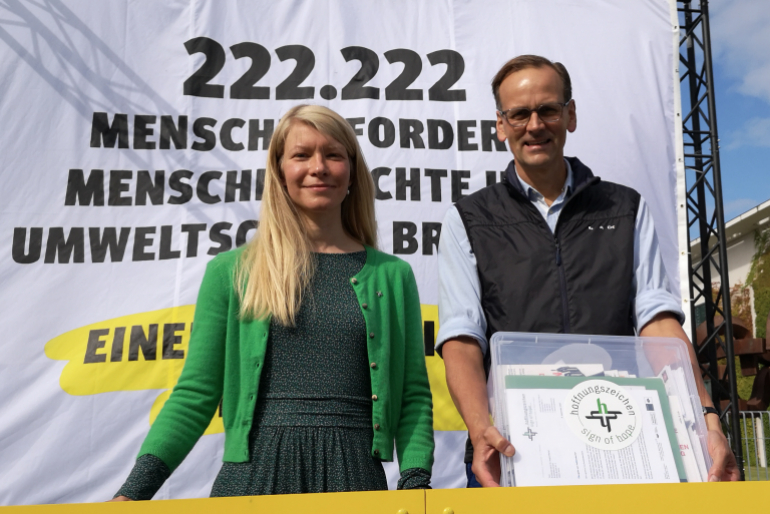Die beiden Menschenrechtler Olga Diemar und Klaus Stieglitz vor der Überga- be von 2.460 Protestkarten der Hoffnungszeichen-Leserinnen und -Leser.