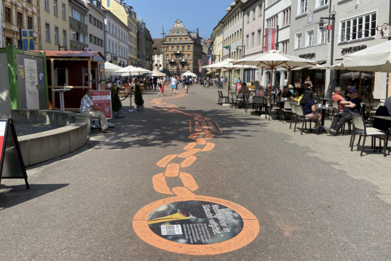Die „Lieferkette des Leids" verläuft zum einen auf der Marktstätte von Konstanz. Sie enthält neun Stationen mit QR-Codes, die zu Videos und einem Quiz führen.