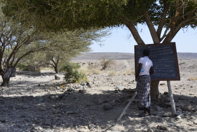Three trees, three blackboards, three classes: a school in Maska (Afar region) in Ethiopia. It may seem simple, but the future opportunities that open up for the young people and children from the ability to read and write alone are enormous. Their parents also hope for this.