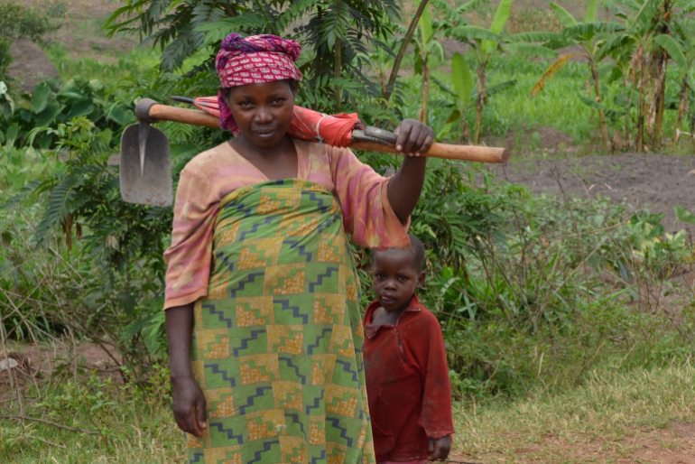 Like many people in countries of the global south, this farmer lives from agriculture. Armed conflicts, natural disasters, social injustices, lack of alternatives or the effects of climate change mean that in many places the hard work is barely enough to feed the family. Agricultural projects therefore represent a key to combating poverty and hunger.