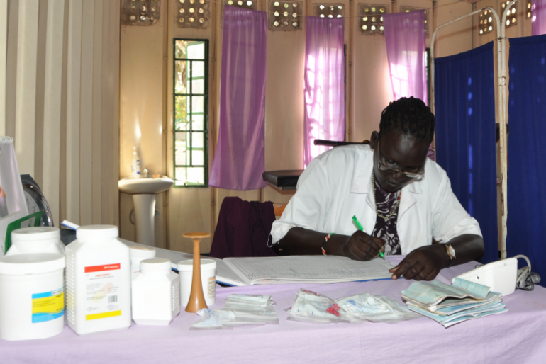 Die Hebamme registriert jede Patientin mit Diagnose und Behandlung.