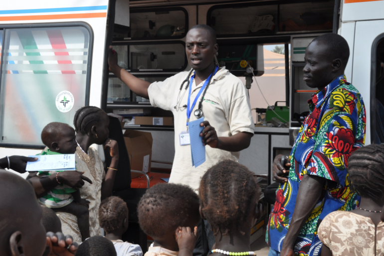 Ein klinischer Mitarbeiter von Hoffnungszeichen klärt die Patienten über Maßnahmen zur Krankheitsvorbeugung auf.