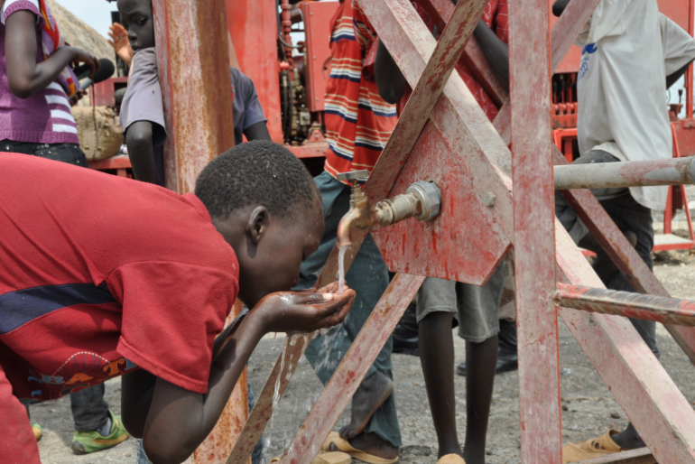 Seit 2007 engagiert sich Hoffnungszeichen für das Menschenrecht auf sauberes Trinkwasser im Norden des Südsudans.