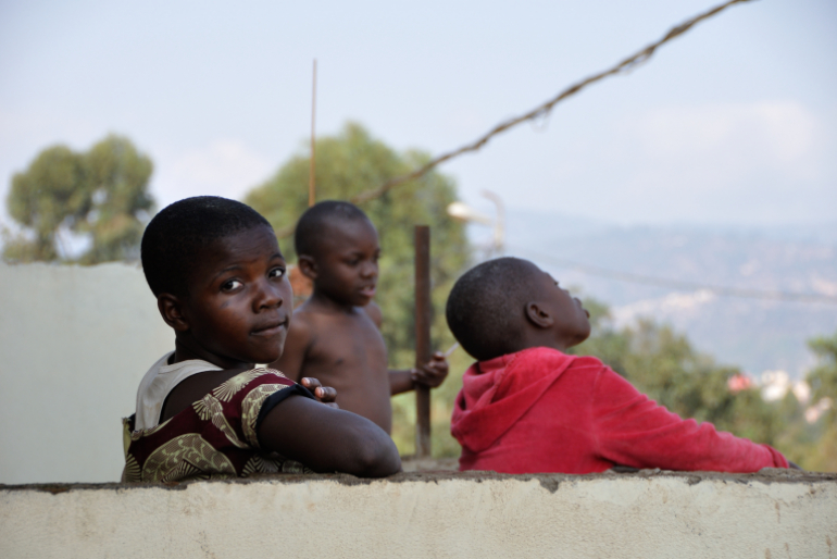 In den Straßen von Bukavu (DR Kongo) leben viele Straßenkinder, die aufgrund ihrer schwierigen Lebensumstände auch mit dem Gesetz in Konflikt geraten. Hier hilft Hoffnungszeichen Kindern mit Rechtsbeistand.