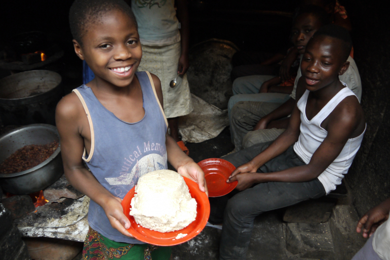 In this community kitchen of our project partner in the DR Congo, needy street children learn to cook on their own and, most importantly, they receive a hot, nutritious meal every day.