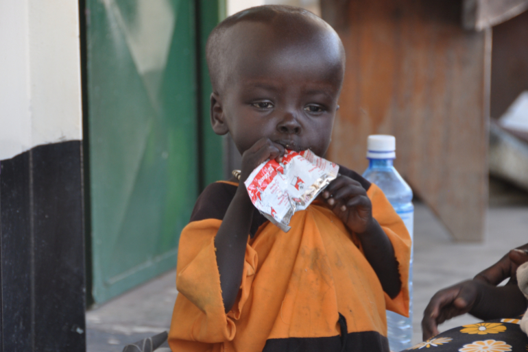 Nutritional support often means averting acute deficiency symptoms. This toddler urgently needed high-energy cookies, which he receives as a supplement in the course of a nutrition program.